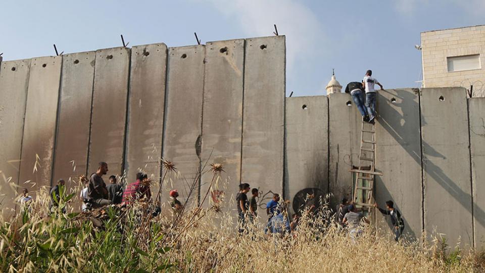 Filistinliler Mescid-i Aksa'da namaz kılmak için duvar tırmanıyor!