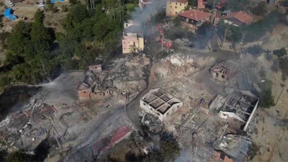 Her Taraf / Türkiye'nin habercisi / Kastamonu'da Yangın:10 Ev Yandı