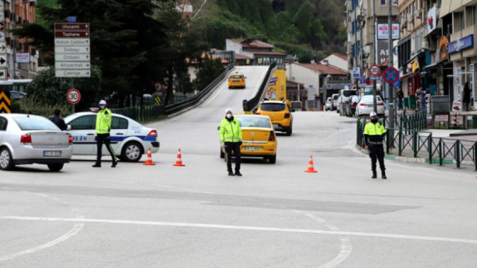 Her Taraf / Türkiye'nin habercisi / 15 ilde hafta sonu sokağa çıkma kısıtlaması getirildi