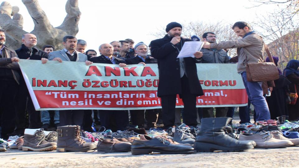 Mısır'daki cami saldırısında hayatını kaybeden 309 kişi temsili 309 çift ayakkabıyla anıldı