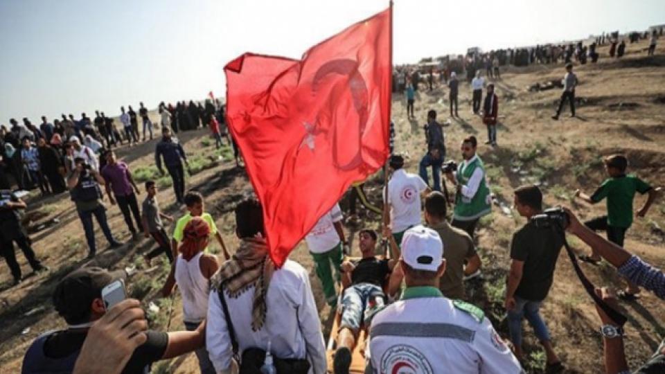 Siyonist İsrail askerleri Türk bayraklı Filistinliyi vurdu!