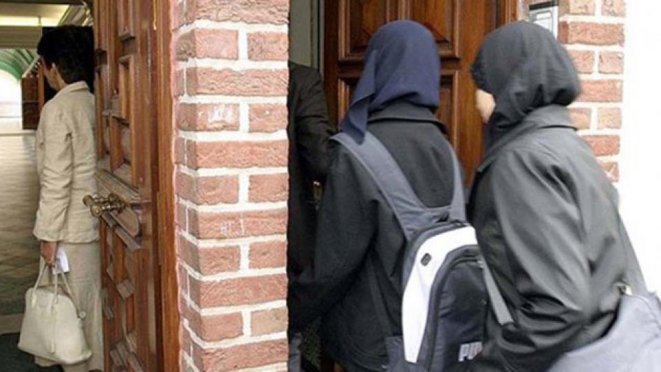 KAZAKİSTAN’DA BAŞÖRTÜLÜ ÖĞRENCİLERİN VELİLERİNE PARA CEZASI