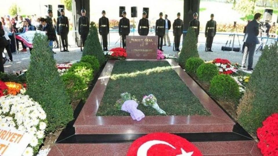 8. Cumhurbaşkanı Turgut Özal, vefatının yıl dönümünde kabri başında anılıyor