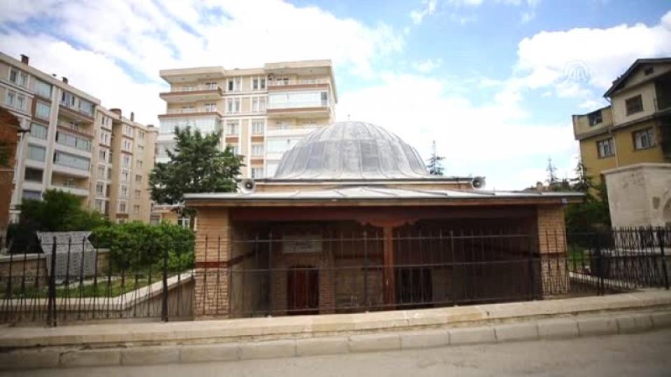 Tarihi mescidin "figürlü" mihrabı dikkati çekiyor