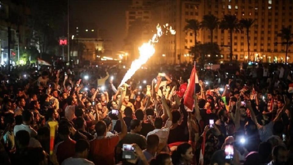 Şehadetinin üzerinden 2 yıl geçti.. Hesabı mahşere kaldı! / Mısır halkı, Sisi'ye karşı ayaklandı, Yüz binler sokağa indi