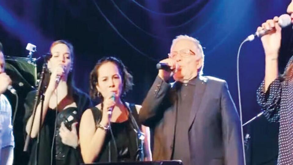 Zülfü Livaneli’nin New York’taki imza gününe giden birçok Türk koronavirüse yakalandı