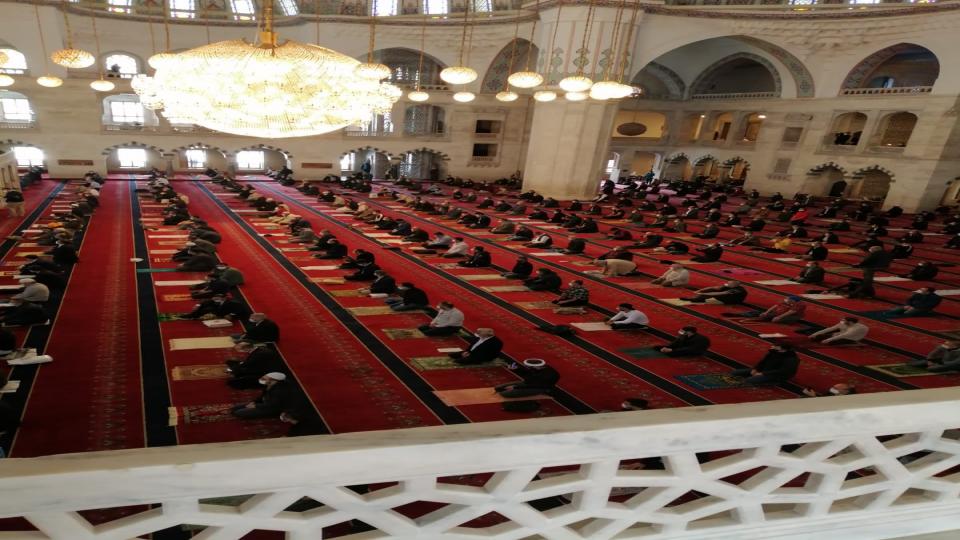 Koronavirüs Gölgesinde İlk Cuma Namazı..