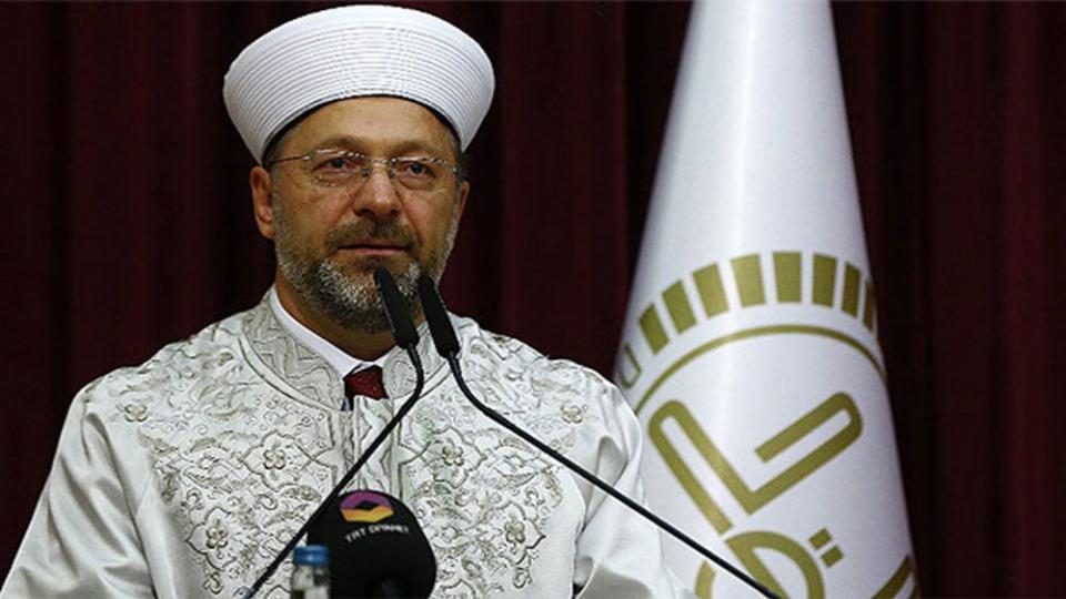 Diyanet İşleri Başkanı Erbaş, yarından itibaren tüm vakit namazlarının camilerde cemaatle kılınabileceğini duyurdu
