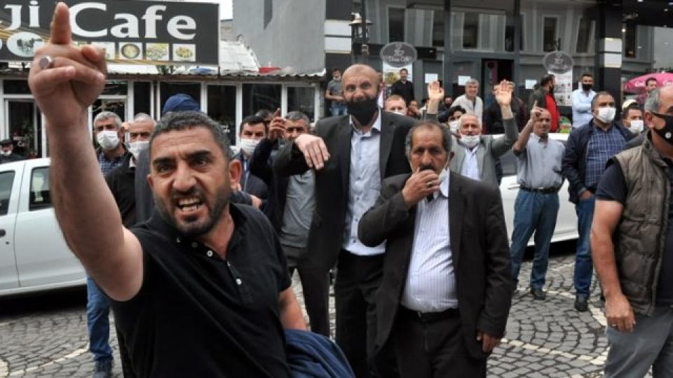 Kars Belediyesi önünde toplanan dolmuşçular 