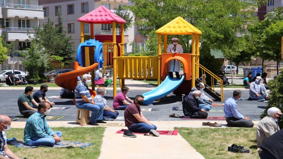 Nevşehir'de imam çocuk parkındaki kaydırakta hutbe okudu