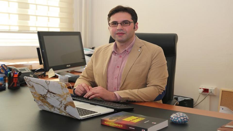 Doç Dr. Emir Kaya:Feminizm Bir Beşinci Kol Faaliyetidir. LGBT Küresel Kültür Emperyalizminin Aracıdır.