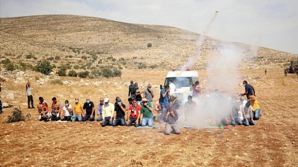 Siyonist İsrail güçleri Batı Şeria'da namaz kılan Filistinlilere göz yaşartıcı gazla saldırdı
