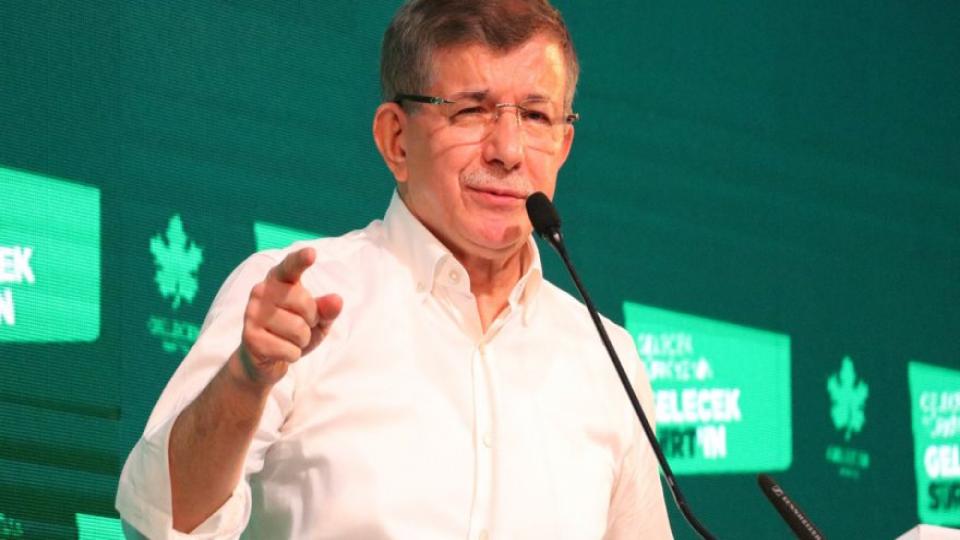 Davutoğlu'ndan Arınç Açıklaması: Kimin Istifasının Kabul Edilip Edilmeyeceğine Bahçeli Karar Veriyor
