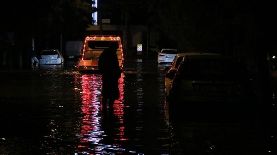 İzmir su altında kaldı