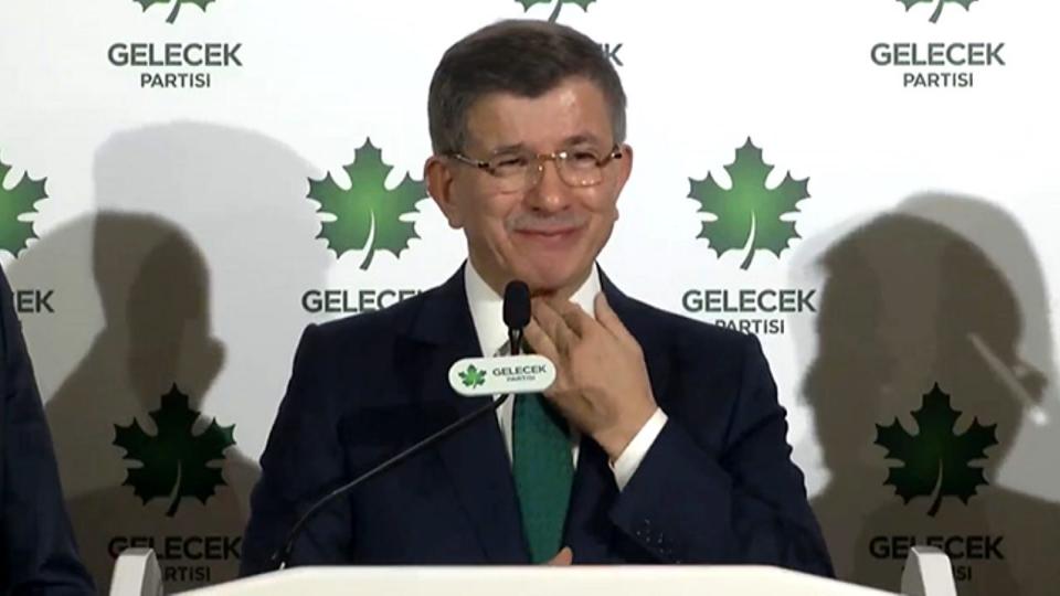 Davutoğlu'ndan EGM'ye 'Kürtçe' tepkisi
