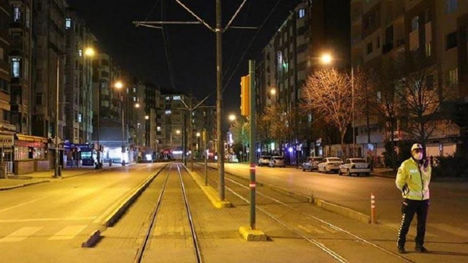 Hafta içi sokağa çıkma yasağının saatleri değişecek: Düşük ve orta riskli illere ilişkin yeni gelişme