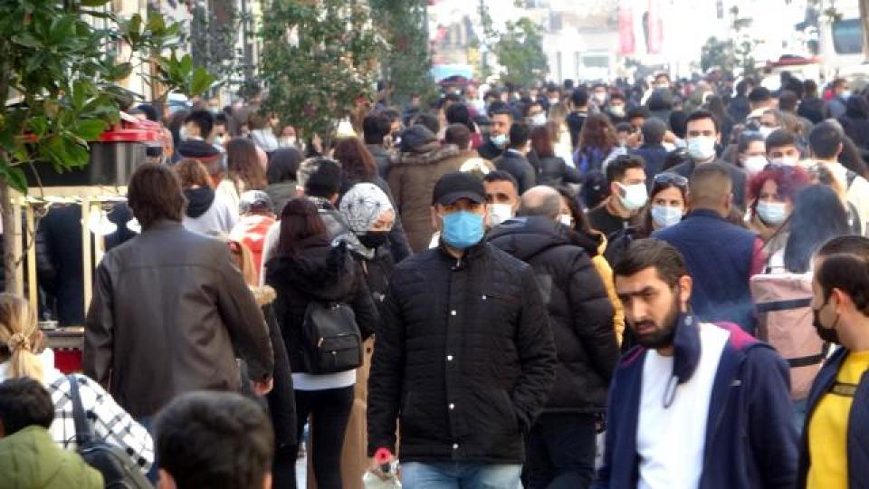 Kısıtlamasız cumartesi gününde insanlar sahillere ve meydanlara akın etti