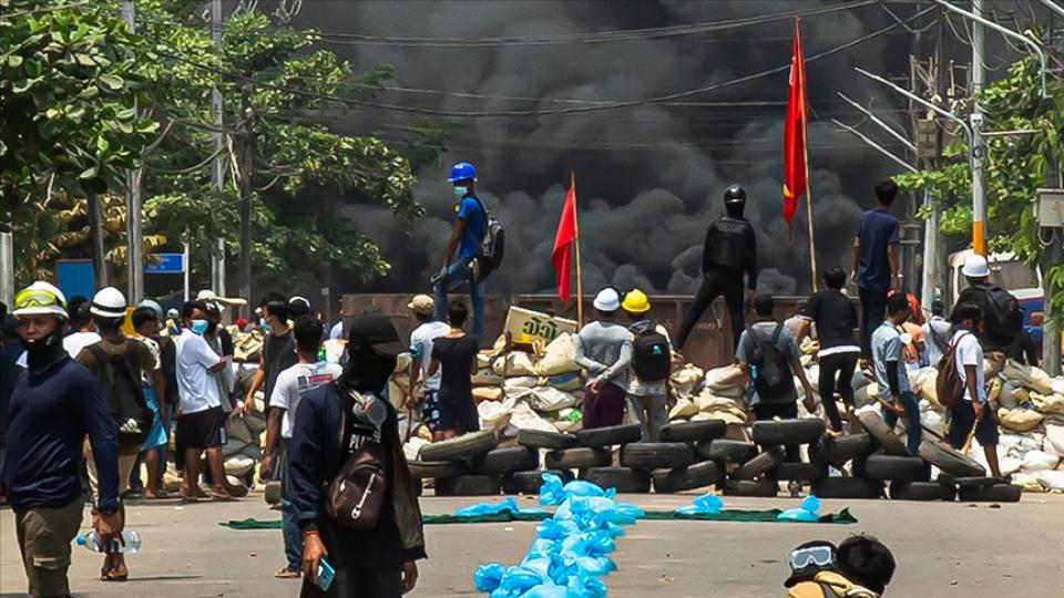 BM: Myanmar'da halk  orduya karşı silahlanıyor
