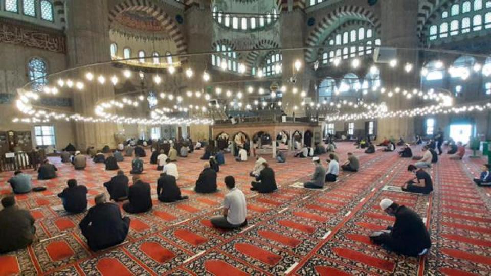 Diyanet İşleri Başkanı Erbaş: Bayram namazı camilerde kılınacak