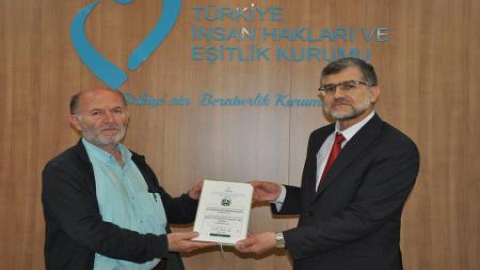 TİHEK Başkanı'na Aileyi Savunma  Faaliyetleri Sebebiyle Plaket Verildi.