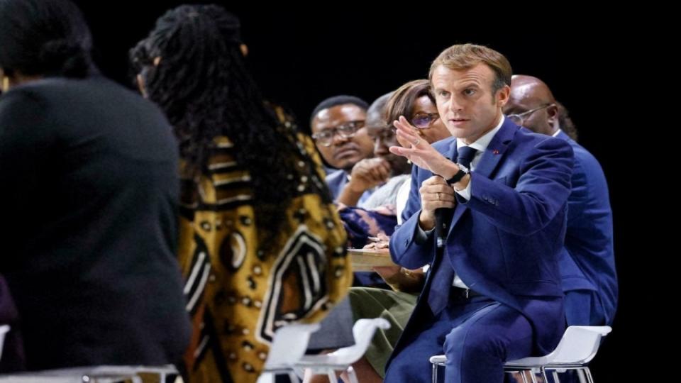 AFRİKALI GENÇLERDEN MACRON'A: AFRİKA'DAN ELİNİZİ ÇEKİN VE ÖZÜR DİLEYİN