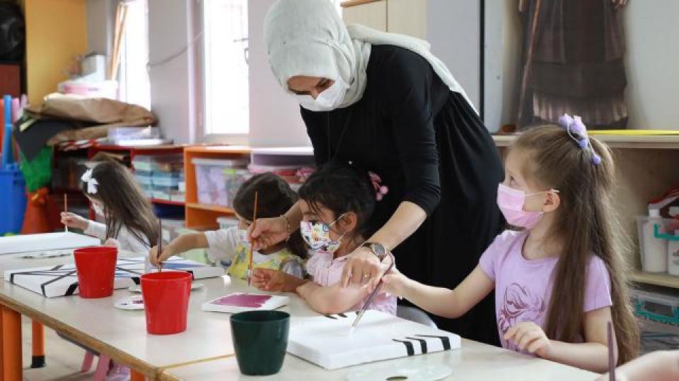 Zorunlu eğitim yaşı düşüyor