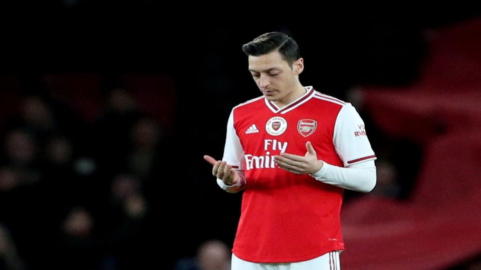 Dilmen'den Özil açıklaması: Maçtan önce dua etmemesi istendi