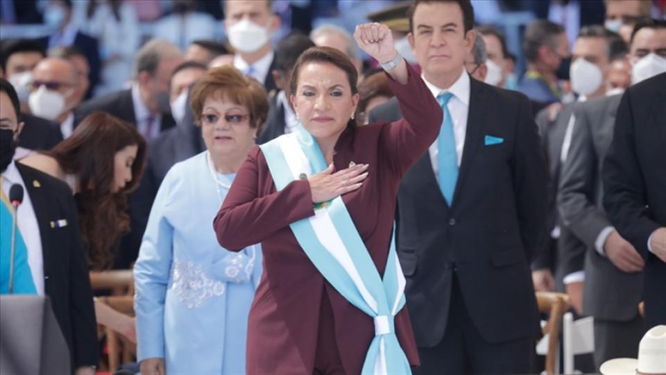 Honduras'ın ilk kadın başkanı Castro yemin etti: 1 milyon yoksul aileye bedava elektrik sözü