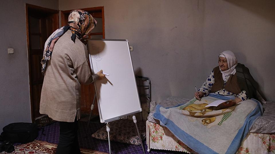 Yarıyıl tatilinde evleri dolaşarak kadınlara okuma yazma öğretiyor