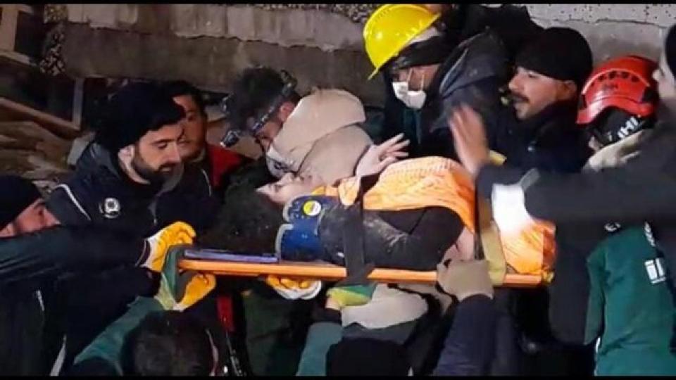 Depremin Düşündürdükleri | HAZIM KORAL / Enkazda ağlayan bebek, annesi ile 2 kişinin hayatını kurtardı!