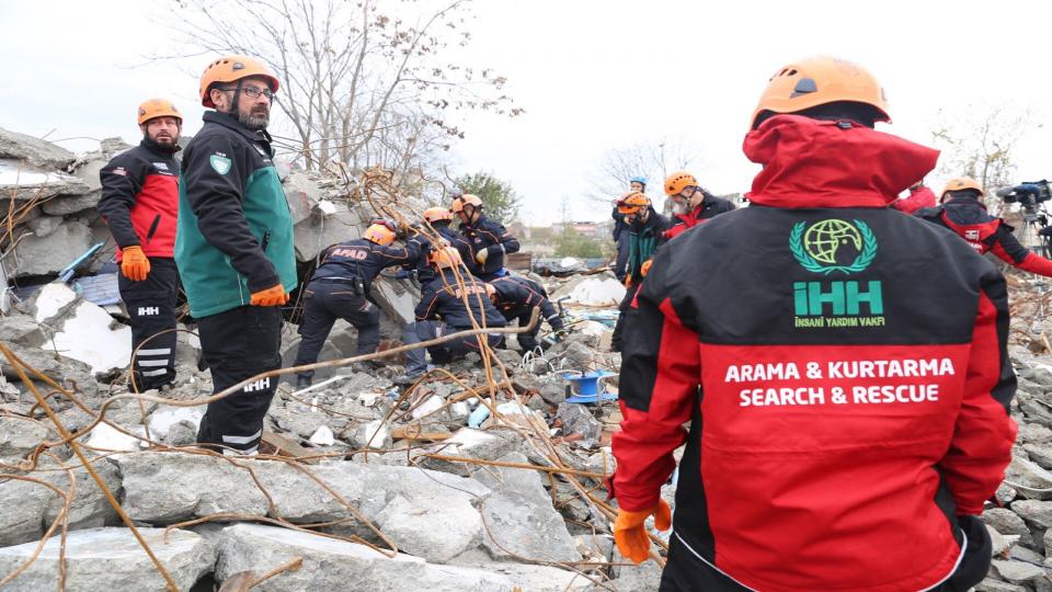 Depremin Düşündürdükleri | HAZIM KORAL / İHH, 1390 kişi ile deprem bölgelerinde