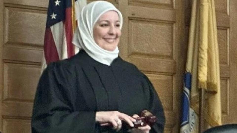 Başörtüsü Takan İlk Yargıç, New Jersey'deki ABD Mahkemesinde Kürsüye Katılmak İçin Yemin Etti