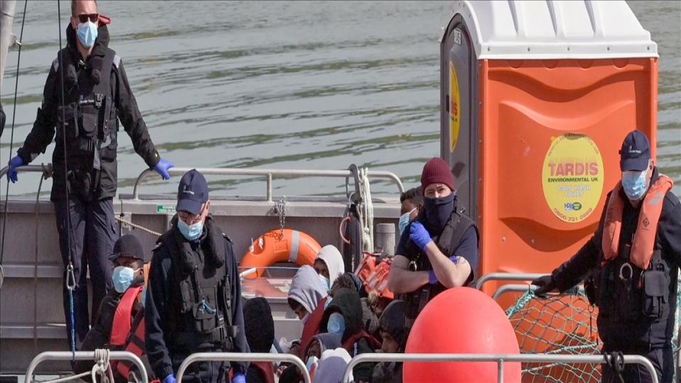 İngiltere'de göçmen kökenli Başbakan'ın göç politikaları "beyaz üstünlükçü kolonyal" tarihin izini taşıyor