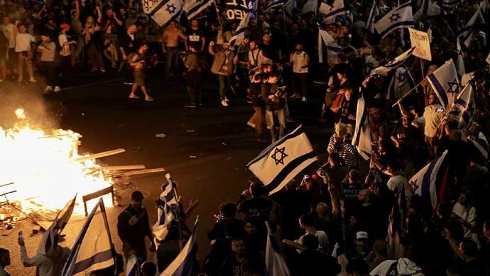 İsrail halkı protestolardan vazgeçmiyor: Binlerce İsrailli 'Suç Bakanı' yazan pankartlar taşıdı