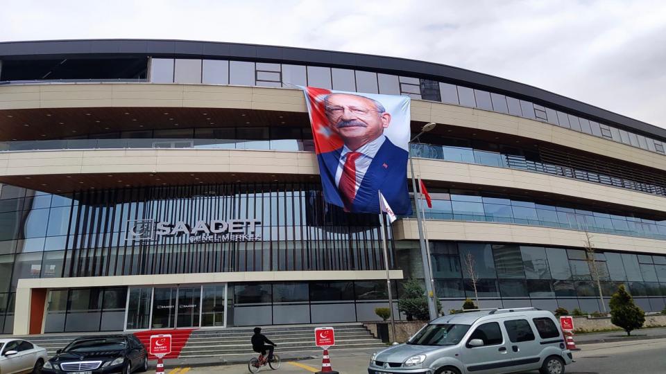 Saadet Partisi binasına Kılıçdaroğlu'nun posteri asıldı