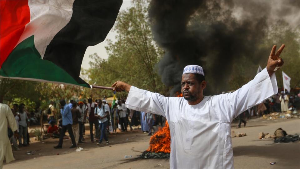 Selahaddin Eş:Her Türlü Irkçı Yaklaşım, Şeytan Askerliğine Soyunmaktır! / Sudan'daki kanlı ‘iktidar boğuşması' da, Müslüman dünyasının ‘iç-kanama'sıdır | SELAHADDİN EŞ ÇAKIRGİL