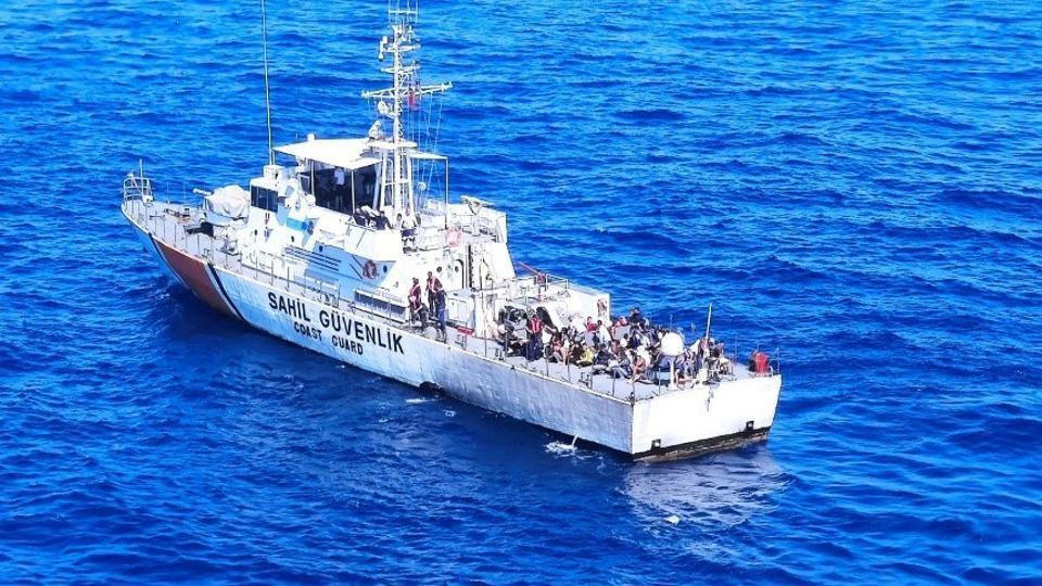 Türkiye, Yunanistan tarafından yasadışı bir şekilde geri püskürtülen onlarca mülteciyi kurtardı