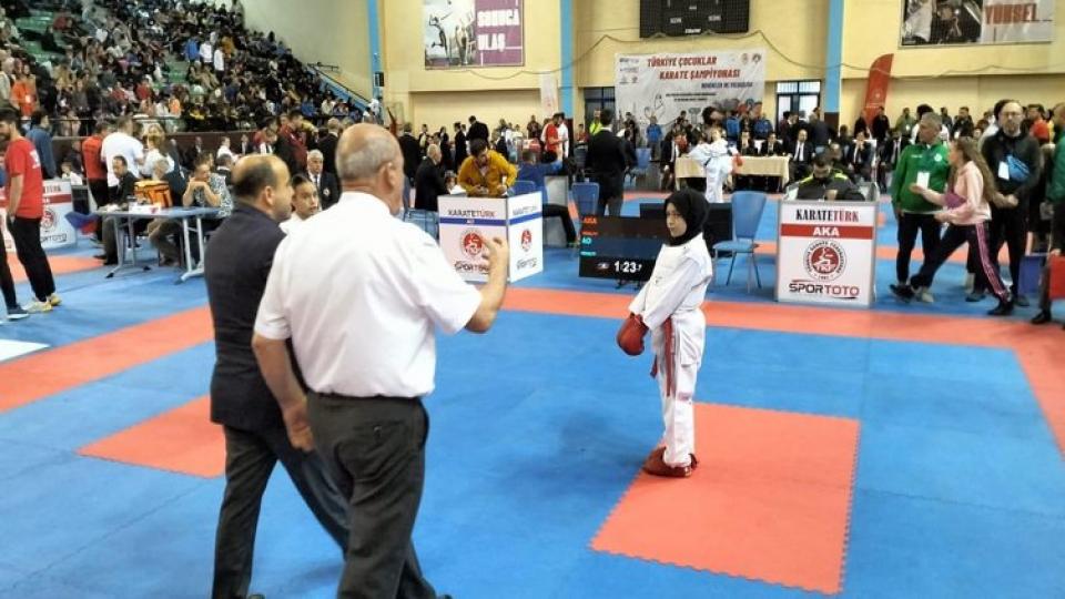 Başörtüsünden dolayı karate maçından men edildi