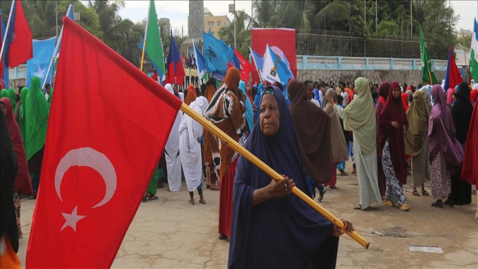 Seçim sonucunun Afrika sokağında kutlanması "konvansiyonel sisteme başkaldırı" olarak görülüyor