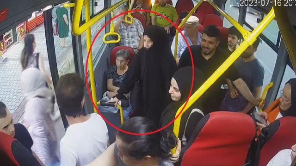 Çarşaflı genç kıza hakaret etti, tepkiden korkunca özür dilemek zorunda kaldı
