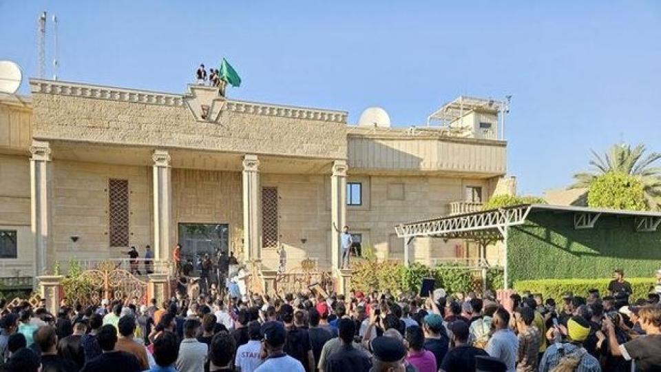 Irak'taki Protestocular İsveç Büyükelçiliği Binasını Bastı