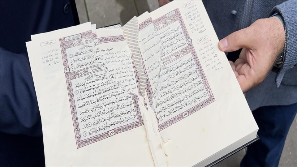 Hollanda'da yırtılan Kur'an-ı Kerim Türkiye'nin Lahey Büyükelçisine teslim edildi