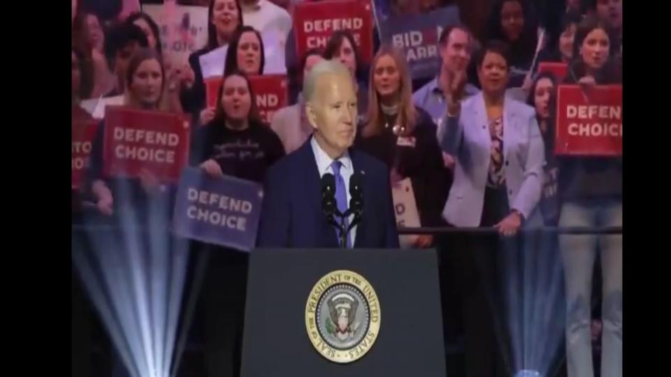 Biden'a kırmızı boyalı protesto: 'Gazze'deki soykırımı fonlamayı durdurun'