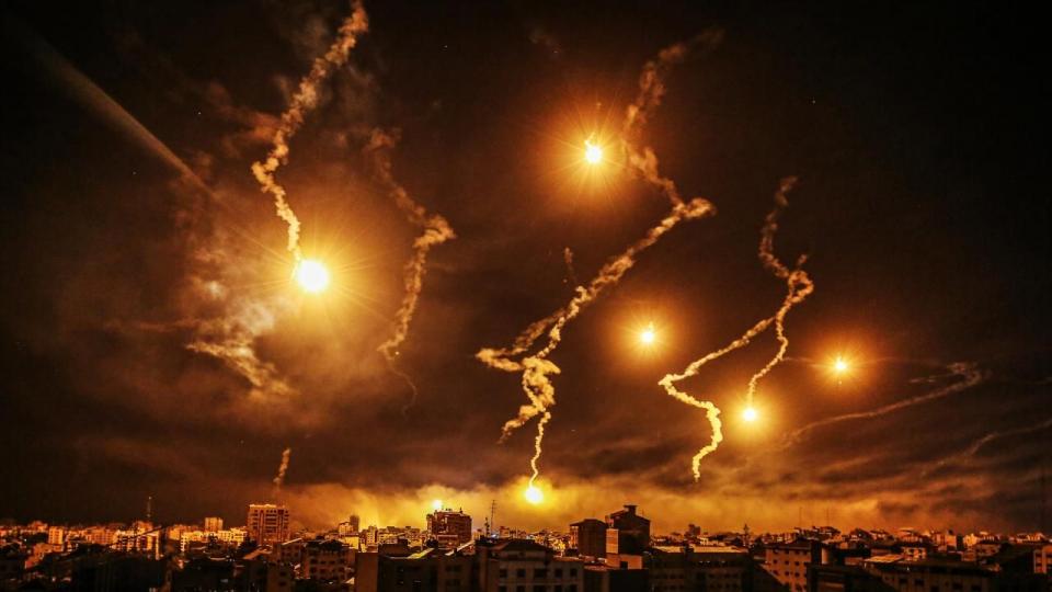 Gazzeli kızdan vicdansızlara: Dünya yılbaşını kutlarken, biz bombardıman altında giriyoruz