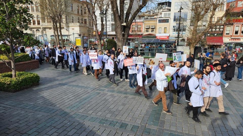 İstanbul'da hekimler 8'inci kez "Sessiz Yürüyüş" eylemi yaptı