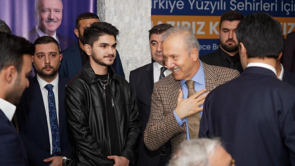 AK Parti'li Aziz Yeniay'ın seçim temasları sırasında silahlı saldırı