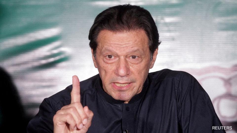 Şok sonuçlara göre, hapisteki eski lider  İmran Khan'ın müttefikleri Pakistan seçimlerinde çoğu sandalyeyi kazandı