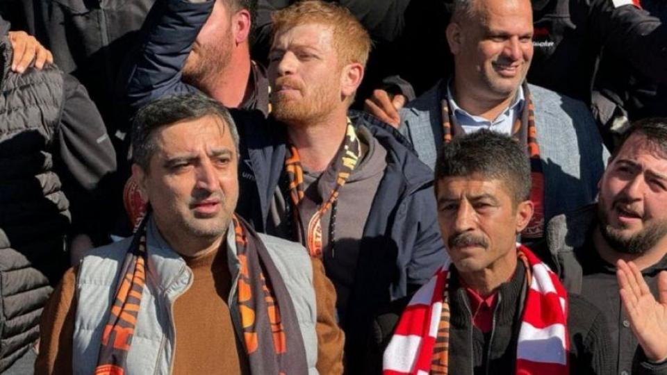 HÜDA PAR'lı Serkan Ramanlı ile birlikte maç seyreden DEM Parti adayı Mehdi Öztüzün partisinden ihraç edildi