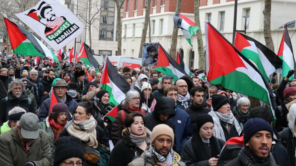 Paris'te sağlık çalışanlarından Gazze’ye destek gösterisi