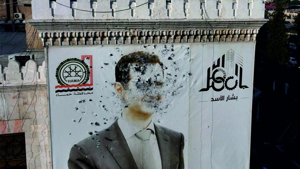 Esad rejimi sona erdi: Muhalifler Esad'ın konutunda